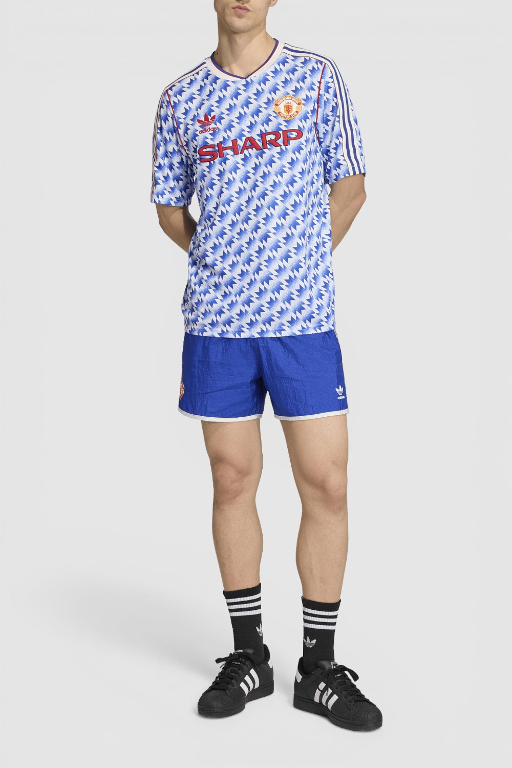 תמונת כל הלוק של מכנסיים קצרים כדורגל